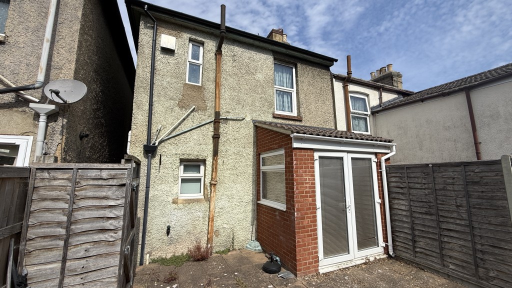 Lot: 174 - END-TERRACE HOUSE REQUIRING REFURBISHMENT - Exterior Image of house from garden